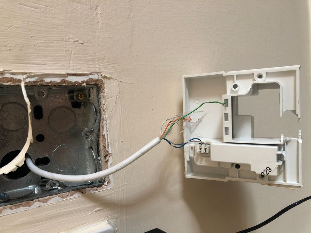 How should a master socket be wired? - Sky Community